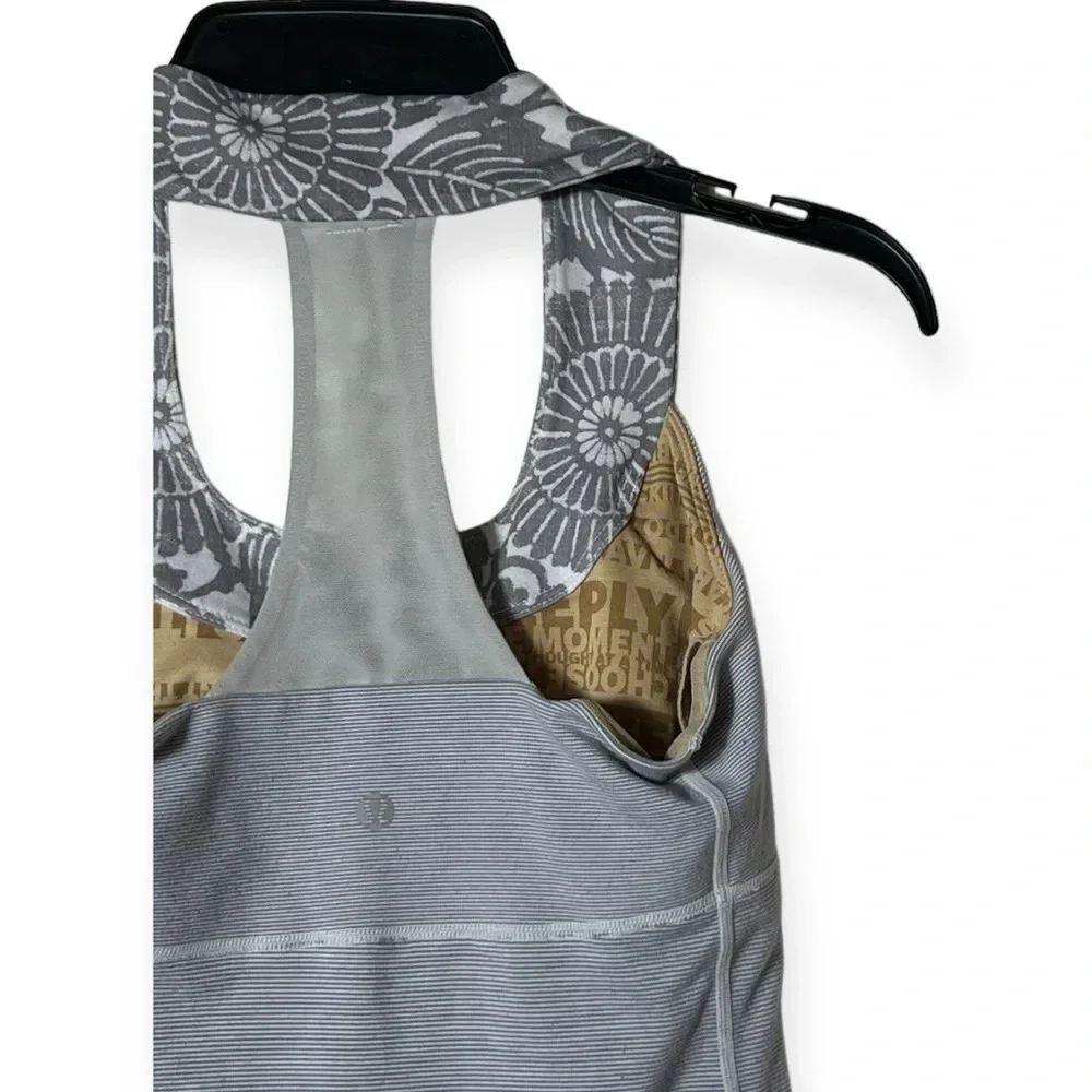 1828. LULULEMON GRAY AND WHITE WEE STRIPE BEACHY FLORAL PRINT SIZE 6 ALTHLETIC‎